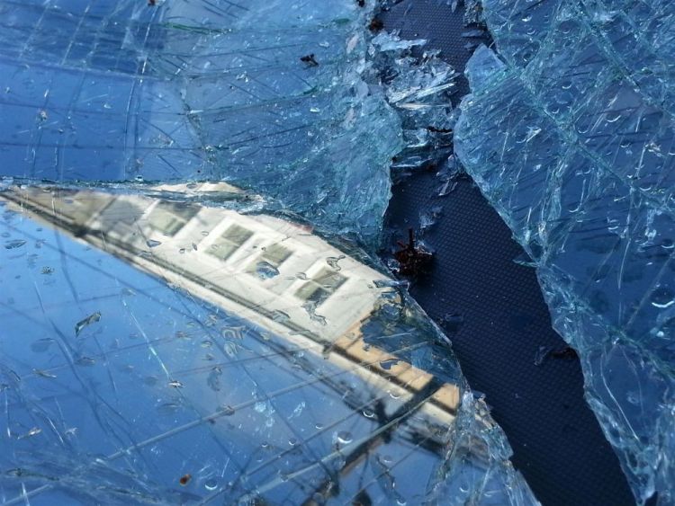 PittPa-Broken-Windsheild_Photo_16x20