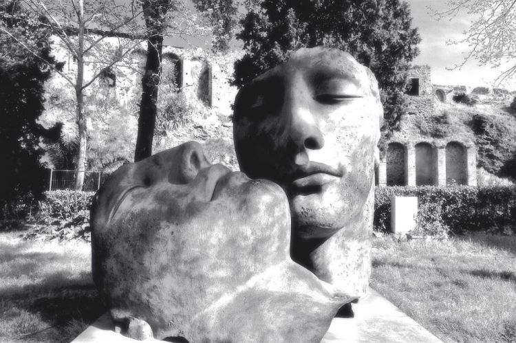 NedeauJa-Two-Head-Sculptures-in-Pompeii_Photo_24x36