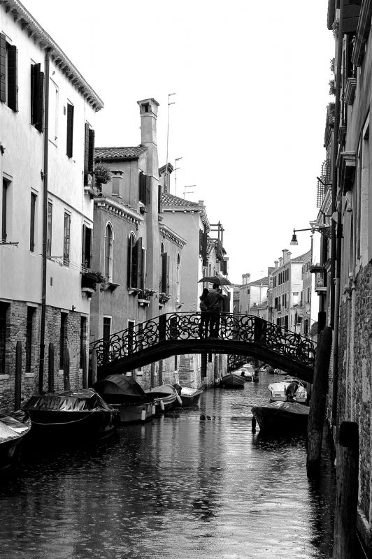 NedeauJa-Lovers-On-a-Bridge-in-Venice_Pho-30x20