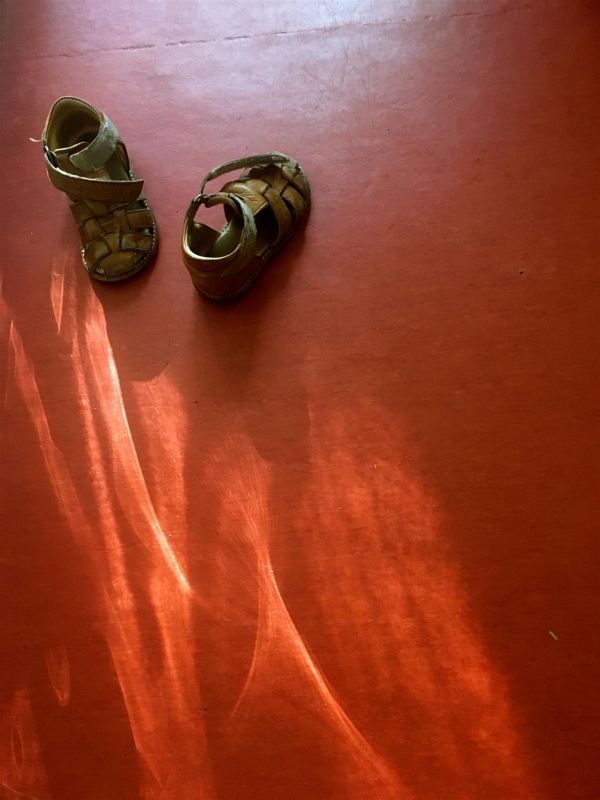 HoefgenJi-Shoes-on-Red_Photo_16x20