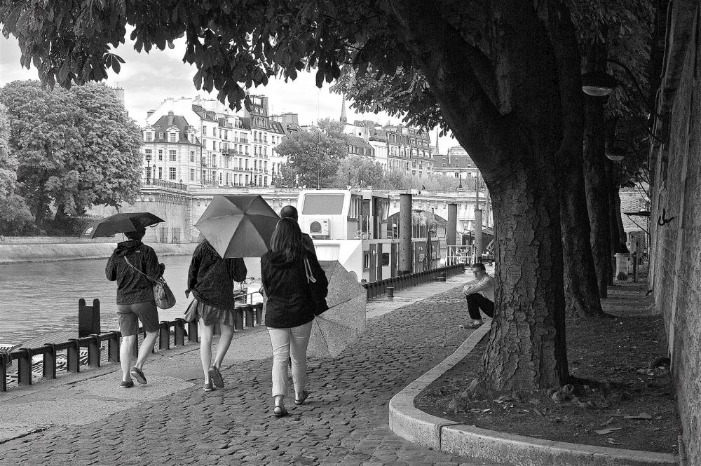 NedeauJa-Paris-Girls-with-Umbrellas_20x24