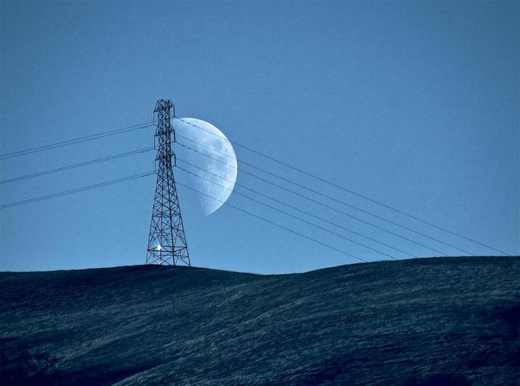 SedriksWa-Moon-and-Pylon_Photo_13x19