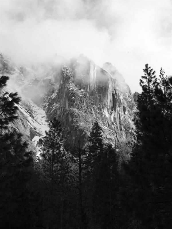 dellaGiordanoRo-Cliff-in-the-Mist-Photo_61x41