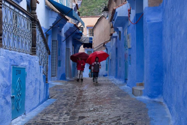 JacobusCa_Red-Umbrellas-in-a-Blue-City_Photo_18x24